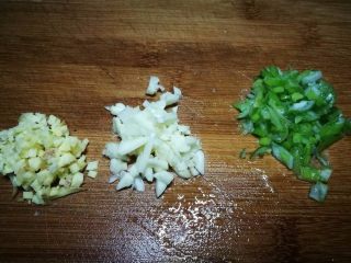 6、【Cathy边吃边营养】— 西蓝花炒番茄,葱姜蒜切沫