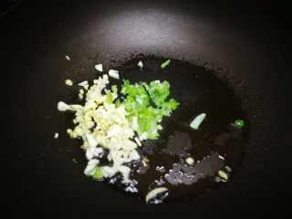 7、【Cathy边吃边营养】— 西蓝花炒番茄,锅中加油烧热,放葱姜蒜爆香