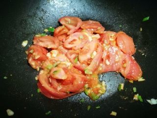 8、【Cathy边吃边营养】— 西蓝花炒番茄,加入番茄炒翻炒