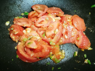 9、【Cathy边吃边营养】— 西蓝花炒番茄,直到将西红柿炒出红油