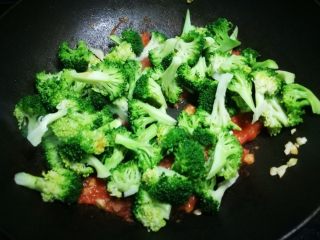 10、【Cathy边吃边营养】— 西蓝花炒番茄,放入西蓝花,翻炒片刻,加入生抽,盐,五香粉后炒匀即可出锅