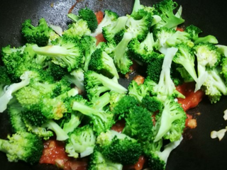 11、【Cathy边吃边营养】— 西蓝花炒番茄,如果锅干了的话可以稍微加一点开水