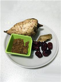 1、红薯姜汤,准备原材料：红薯、红枣、红糖、老姜；