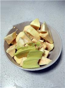 2、红薯姜汤,红薯洗净，去皮，切成方块；老姜洗净，削掉老姜皮，切片处理；