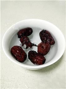 3、红薯姜汤,几分钟，然后洗掉红枣上的灰，杂质；