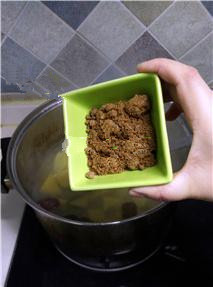 7、红薯姜汤,倒入红糖，搅拌均匀，略煮；