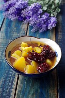 8、红薯姜汤,煮好的红薯姜汤稍稍放凉，即可食用。