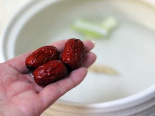 6、麻辣海鲜什锦营养火锅????,砂锅里加入适量清水、放入洗净的红枣