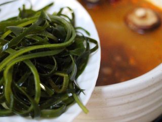 13、麻辣海鲜什锦营养火锅????,加入海带丝