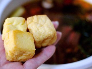 15、麻辣海鲜什锦营养火锅????,再放入油豆腐