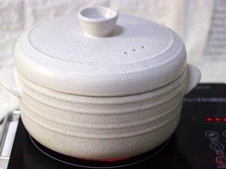 17、麻辣海鲜什锦营养火锅????,盖上锅盖大火煮沸后转小火继续煮熟10分钟