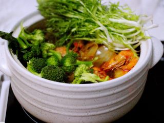 21、麻辣海鲜什锦营养火锅????,再加上洗净的苦苣、即可关火