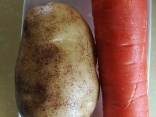 1、健脾瘦身早餐 茯苓山药土豆泥,土豆胡萝卜洗净