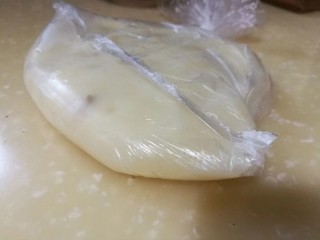 3、健脾瘦身早餐 茯苓山药土豆泥,将土豆装入保鲜袋中压成泥，胡萝卜备用