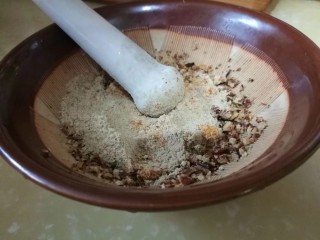 5、健脾瘦身早餐 茯苓山药土豆泥,取研钵将核桃研细，加入炒过的茯苓山药粉