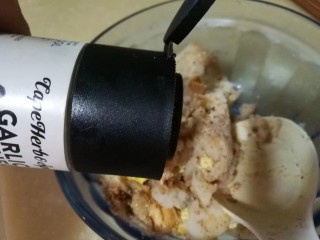 10、健脾瘦身早餐 茯苓山药土豆泥,加入酸奶、核桃茯苓山药粉和胡椒大蒜香草粉