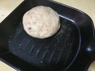 12、健脾瘦身早餐 茯苓山药土豆泥,用手捏成团，撒上胡椒粉