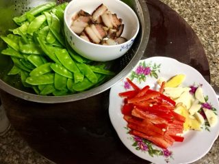 9、小清新&烟火气➕荷兰豆清炒酱油肉,全部食材准备好