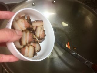 12、小清新&烟火气➕荷兰豆清炒酱油肉,加入肉片，小火煸香煸出油脂