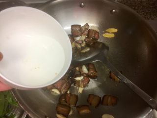 14、小清新&烟火气➕荷兰豆清炒酱油肉,淋上少许清水，翻炒，可以使酱油肉口感柔软一些也更易熟