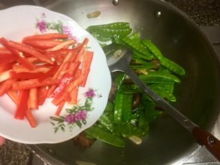 16、小清新&烟火气➕荷兰豆清炒酱油肉,加入红椒，翻炒均匀