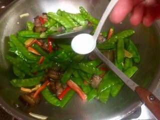 17、小清新&烟火气➕荷兰豆清炒酱油肉,根据个人口味添加少许食盐，翻炒均匀，即可出锅