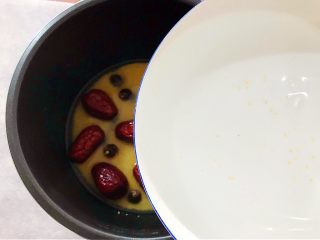 9、暖冬系列之最养人的红枣桂圆小米粥,再加入800-1000g饮用水，喜欢稀一点就1000g，稠一点就800g，随你自己喜欢哈