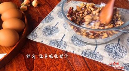3、《枣仁核桃糕》,拌匀 让枣仁吸收奶汁备用