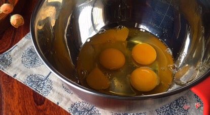 4、《枣仁核桃糕》,鸡蛋4个