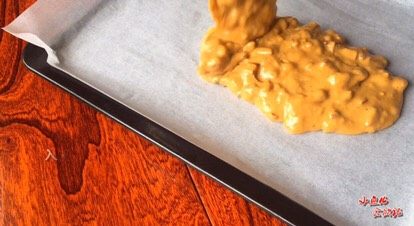 14、《枣仁核桃糕》,入烤盘 震几下