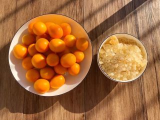 1、金桔酱,我们首先来准备食材，金桔500克，冰糖250克。