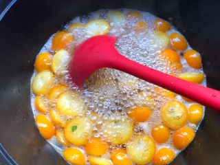 6、金桔酱,待水开以后，转中火慢慢煮，煮至汤汁粘稠为止，大概要煮30到35分钟左右。