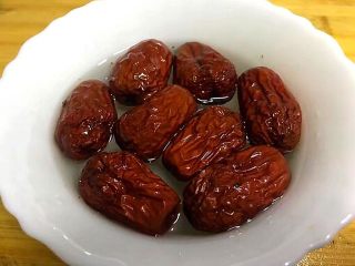 3、浓郁蜜梨红枣养颜汤,将红枣洗净后用清水泡一会