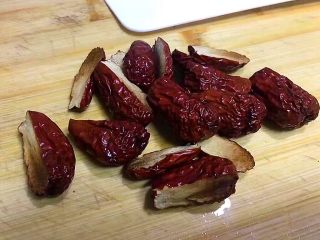 4、浓郁蜜梨红枣养颜汤,用刀将红枣对半切开备用