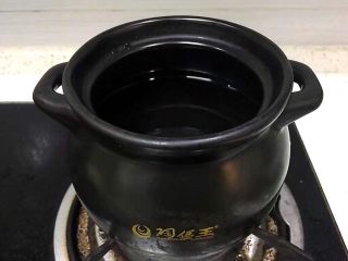 6、浓郁蜜梨红枣养颜汤,准备一个煲，放适量的清水