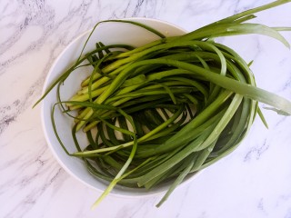 1、家常韭菜炒鸡蛋,先准备一把韭菜，洗干净