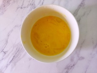 5、家常韭菜炒鸡蛋,搅拌均匀