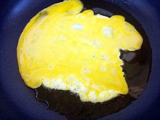 7、家常韭菜炒鸡蛋,开始炒鸡蛋