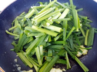 10、家常韭菜炒鸡蛋,加入韭菜