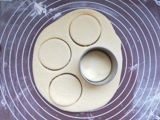 11、养胃山药饼,剩余的面团再重新揉在一起再擀开，再压。重复两三次直到把所有面都做成小饼。