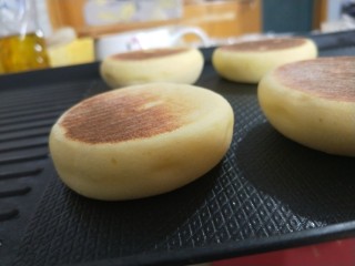 16、养胃山药饼,烙好一面。翻面再烙