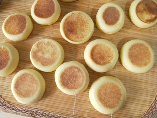 17、养胃山药饼,依次烙好所有的。