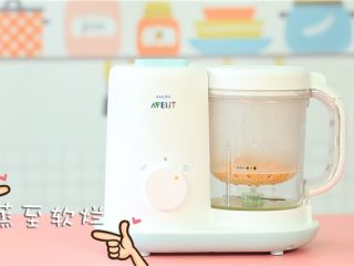 3、蒸虾糕,放入辅食机中蒸至软烂 。