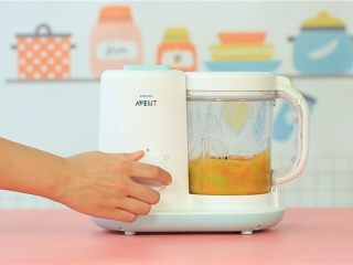 5、蒸虾糕,南瓜+胡萝卜+包菜+虾+蛋清+淀粉统统放入辅食机中，搅打成泥。