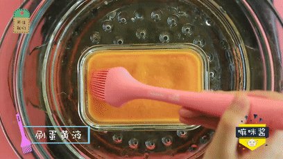 6、蒸虾糕,刷上蛋黄液之后再蒸10分钟。