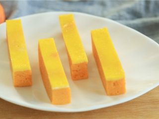 8、蒸虾糕,切成手指粗细的小条状，这个厚度恰好宝宝能够抓握哦~