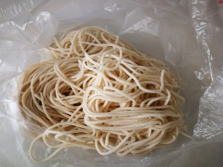 1、#一碗面条#鸡蛋面（黄豆酱版）,鲜面条一碗的量。