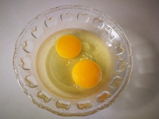 2、#一碗面条#鸡蛋面（黄豆酱版）,两个鸡蛋。