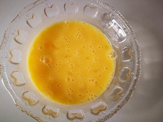 3、#一碗面条#鸡蛋面（黄豆酱版）,打散。