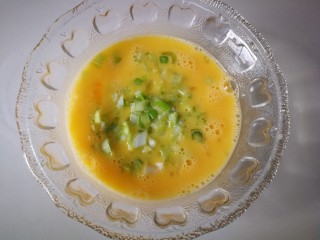 4、#一碗面条#鸡蛋面（黄豆酱版）,加入适量葱花，搅拌均匀。